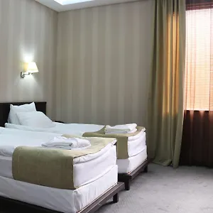 dplaza-hotel.alltbilisihotels.com/